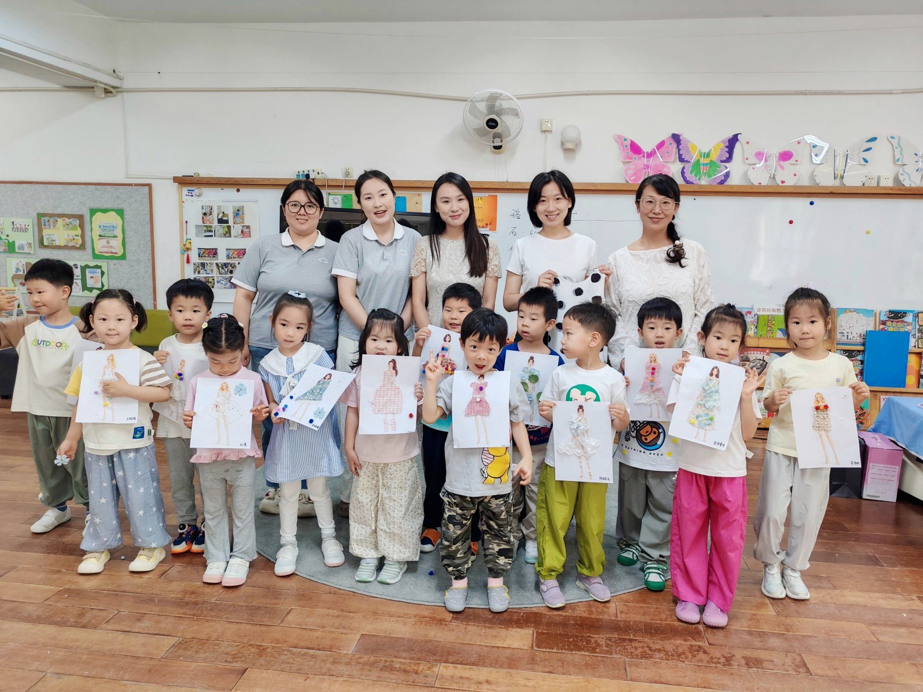 启明玫瑰幼儿园小小高定服装设计师活动合影