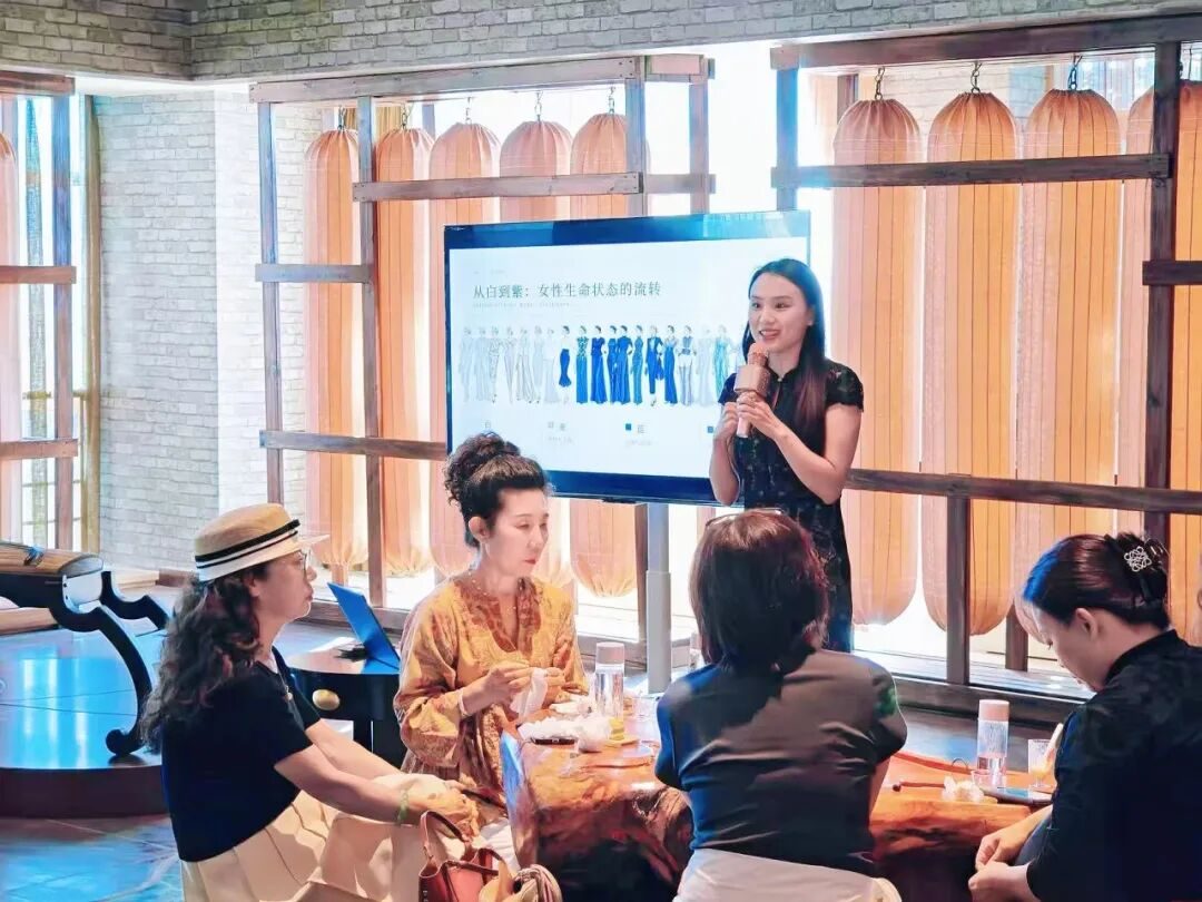 李紫函在北京农商银行东方美学雅集现场分享，投影为柔水之铠系列造型